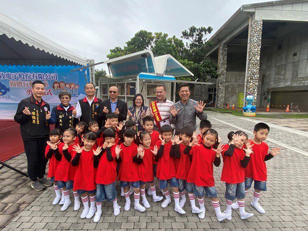 各級長官在花蓮行動書車捐贈儀式現場與小朋友合影